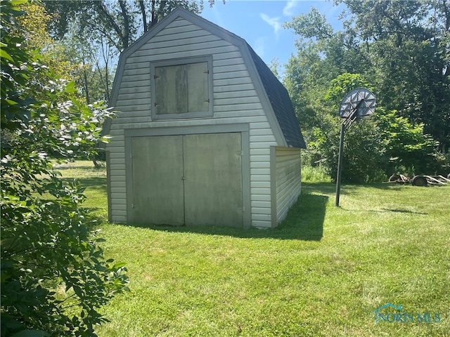 view of outdoor structure featuring a yard