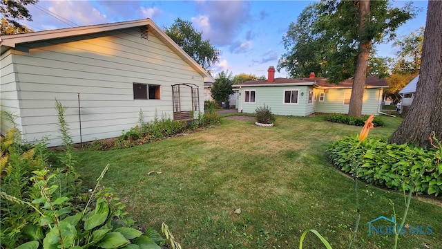 view of yard at dusk