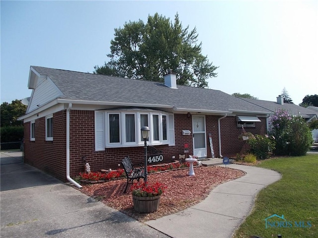 view of front facade with a front yard