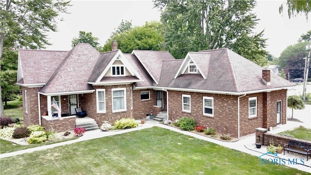 view of front of home featuring a front yard