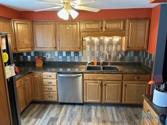 kitchen featuring sink, backsplash, ceiling fan, stainless steel appliances, and dark wood-type flooring