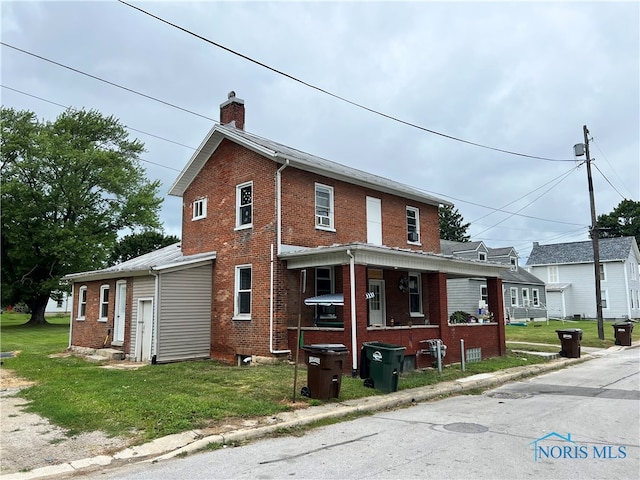 view of front facade featuring a front lawn