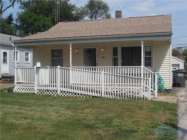 view of front facade featuring covered porch and a front lawn