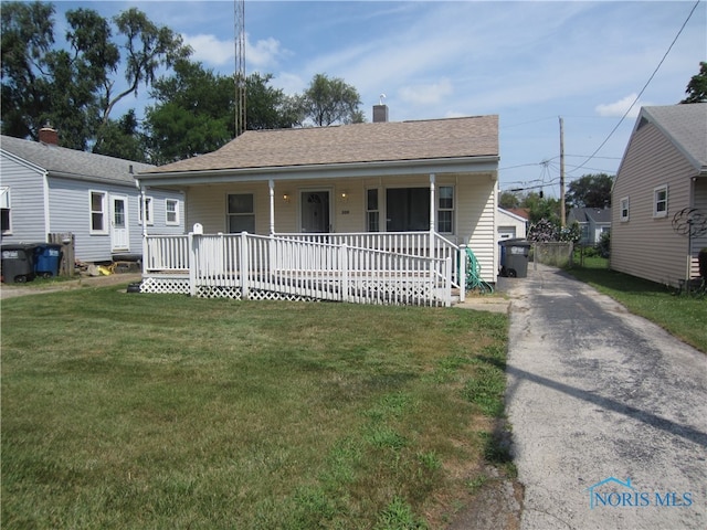 view of front of property featuring a front lawn and covered porch