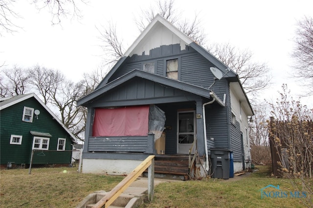 bungalow-style home featuring a front lawn