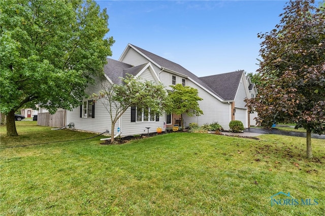 view of front of house featuring a front lawn