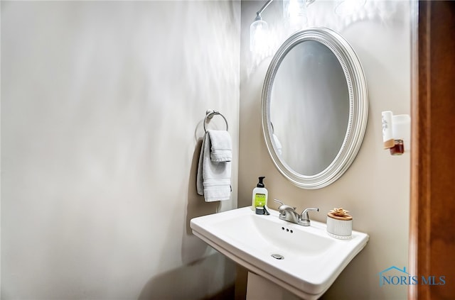 bathroom featuring sink