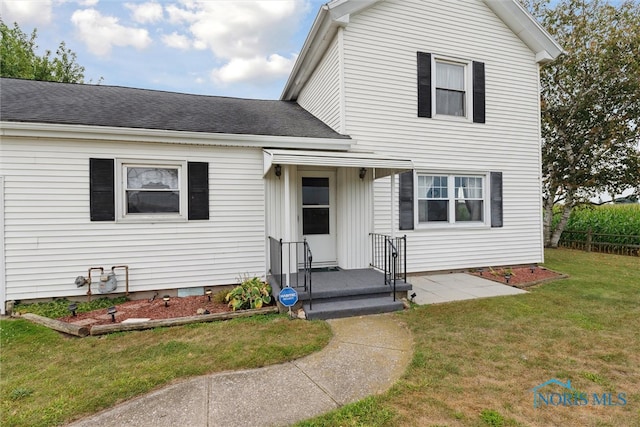 view of front of property featuring a front yard