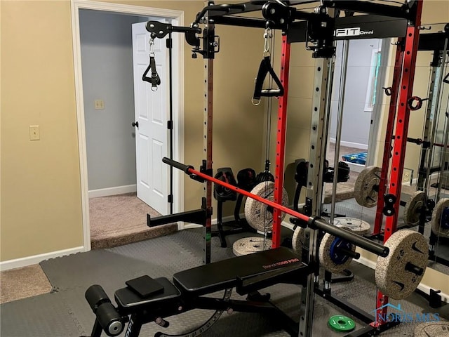 workout area with baseboards