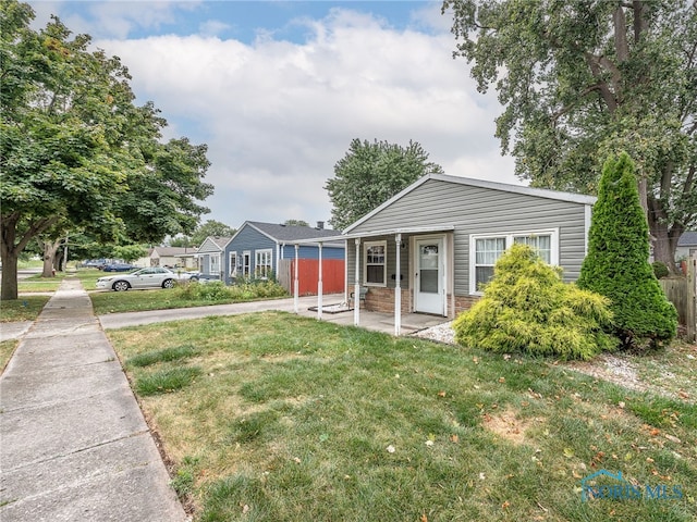 view of front of property with a front lawn