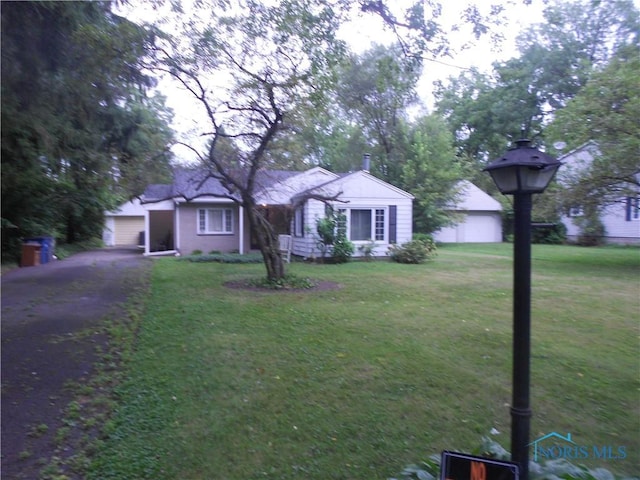 view of front facade featuring a front yard