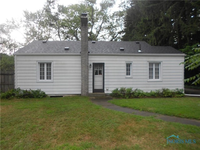 back of house featuring a lawn