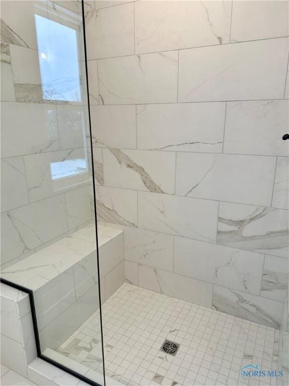 bathroom featuring a tile shower