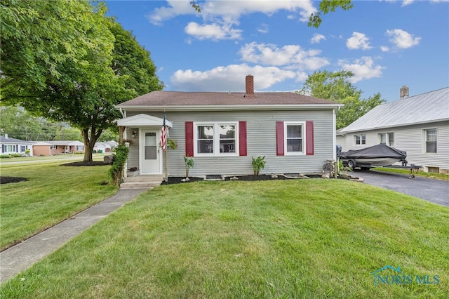 view of front facade featuring a front yard