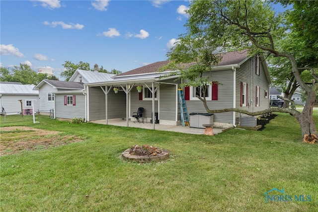 view of front of property with a fire pit, a patio area, and a front yard