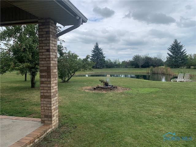 view of yard with a water view