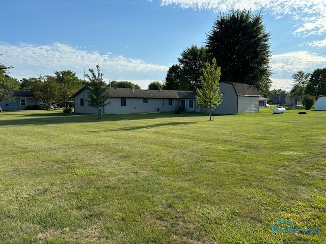 view of yard with an outbuilding