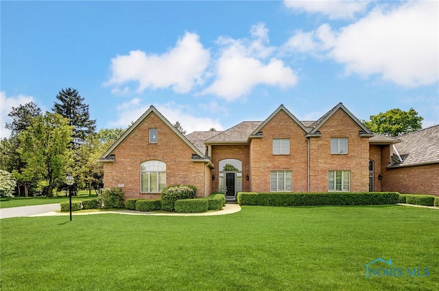 view of front facade with a front lawn