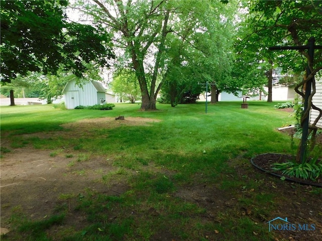 view of yard featuring an outdoor structure