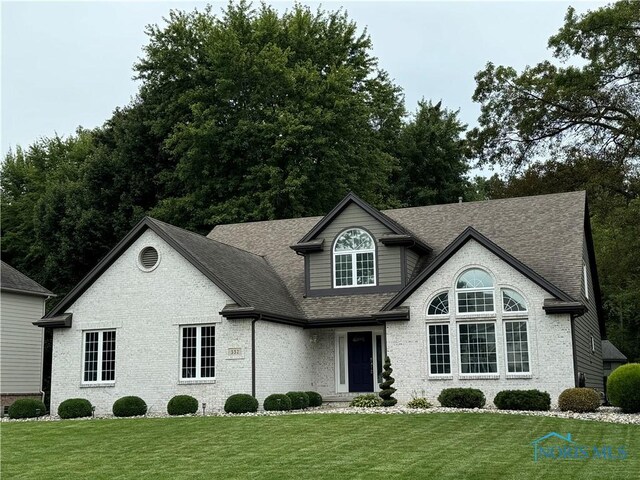 view of front of home featuring a front yard