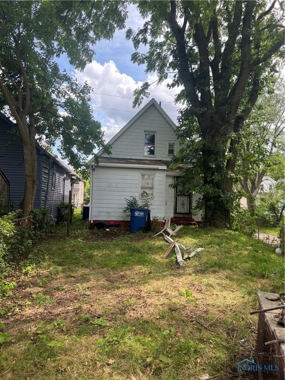 exterior space featuring a lawn