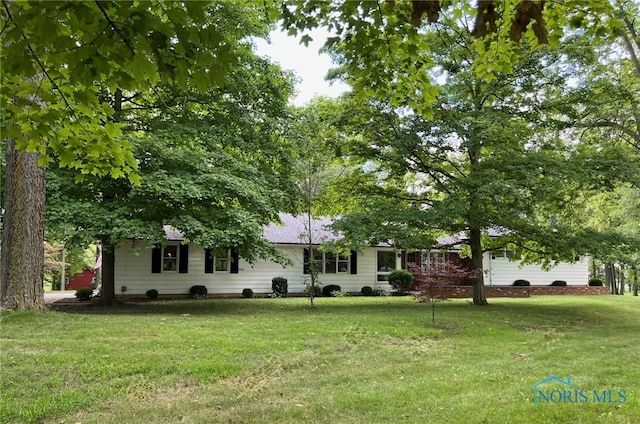 view of front of home with a front lawn