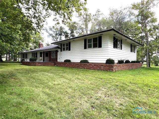 view of front of property with a front lawn