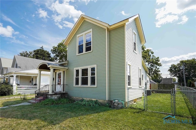 view of front facade with a front yard