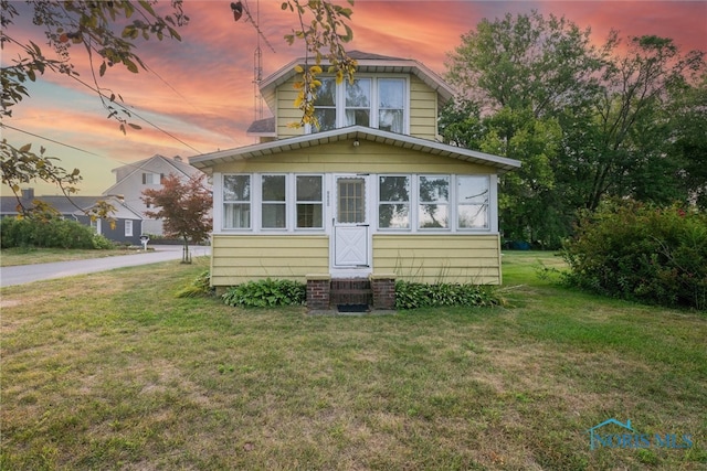 view of front of house featuring a lawn