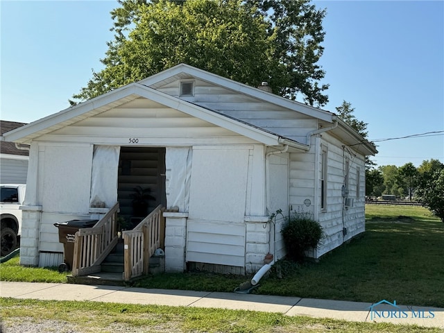 view of front of property featuring a front lawn