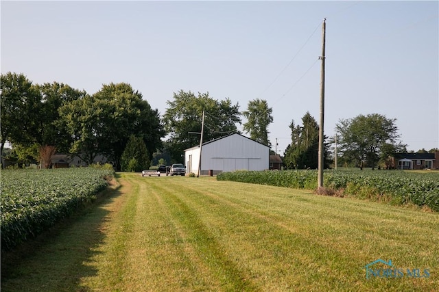 view of yard featuring a rural view