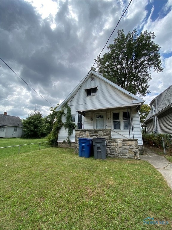 view of front of property featuring a front lawn