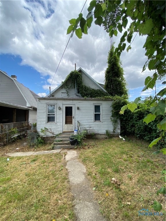 view of front of home featuring a front yard