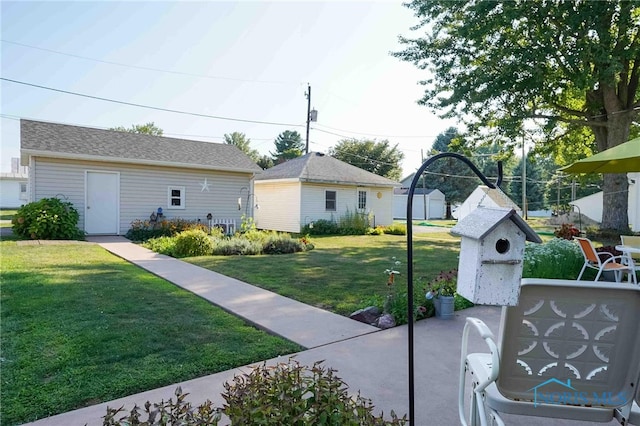 view of yard with an outbuilding