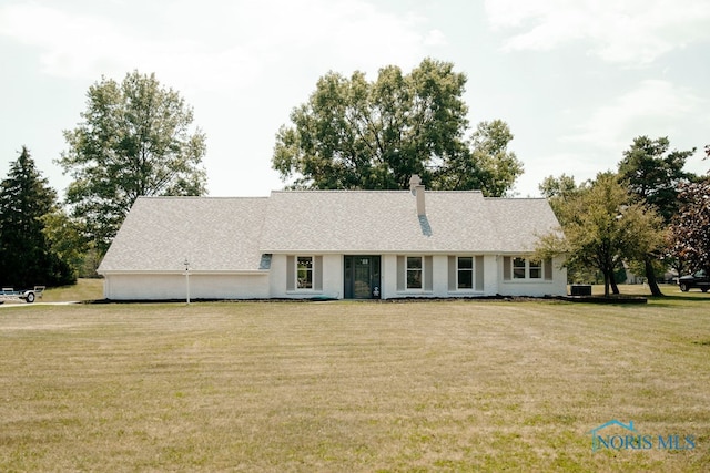 view of front of home featuring a front lawn