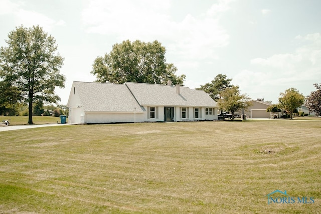 view of front of home featuring a front yard