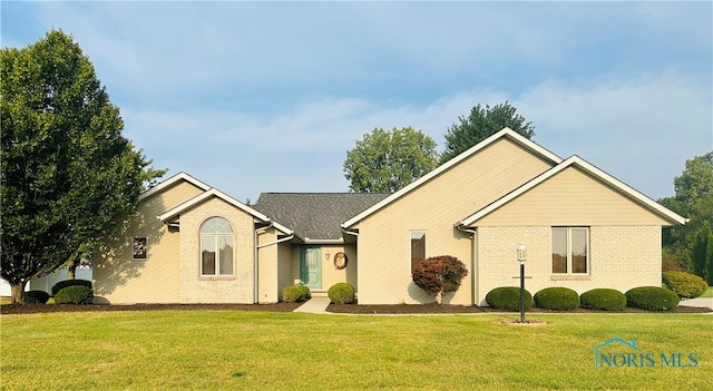 view of front facade featuring a front yard