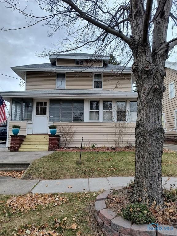 view of front of house featuring a front yard