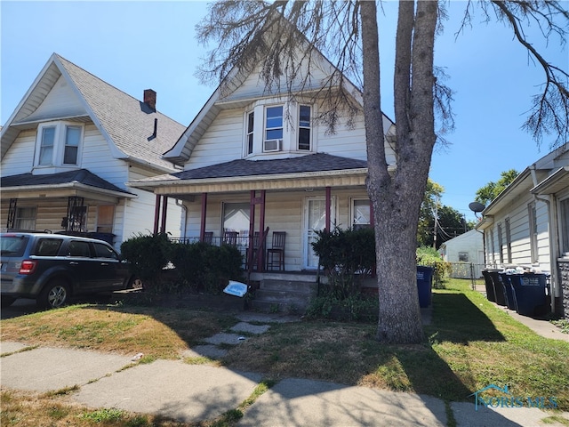 view of front of property featuring a front yard and a porch