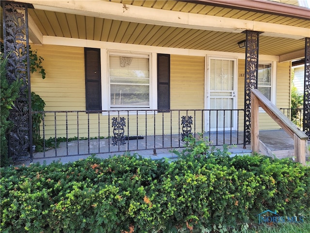 entrance to property featuring covered porch