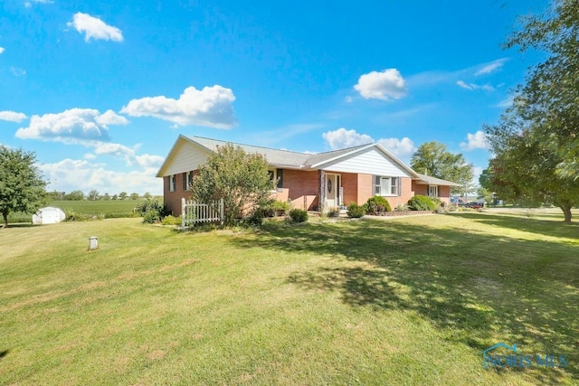 view of front of home featuring a front lawn