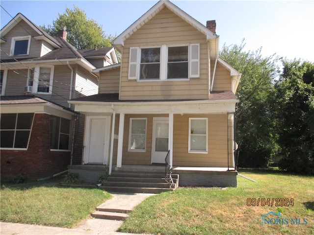 view of front of property featuring a front yard