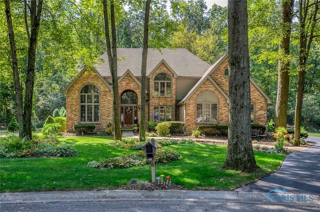 view of front of property featuring a front lawn