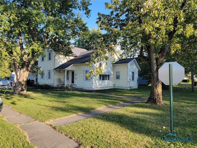 view of front of property featuring a front yard