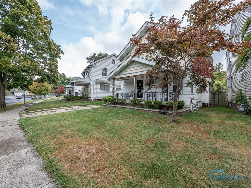 view of front of property featuring a porch and a front lawn