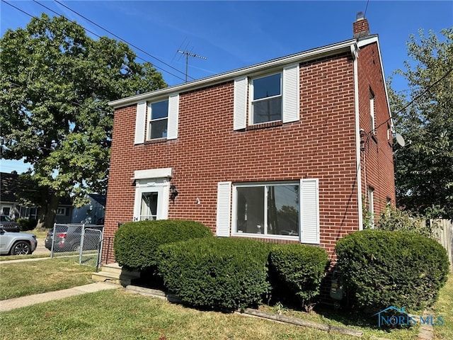 view of front of house featuring a front yard