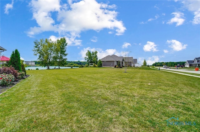 view of yard featuring a water view