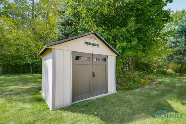 view of outdoor structure with a yard