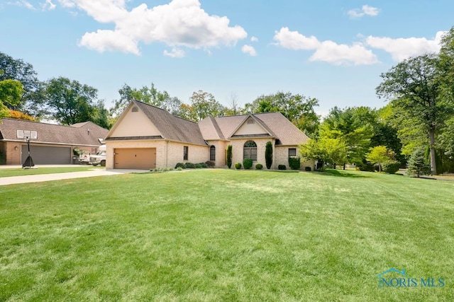 view of front facade featuring a front lawn and a garage