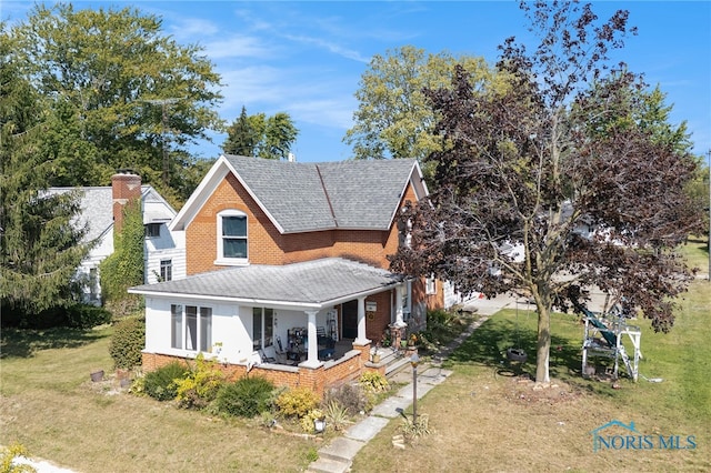 view of front of property with a front lawn